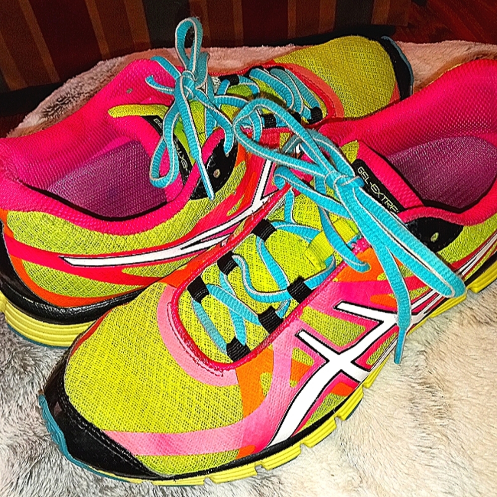 Women's size 9 us Asics gel extreme vibrant color shoes